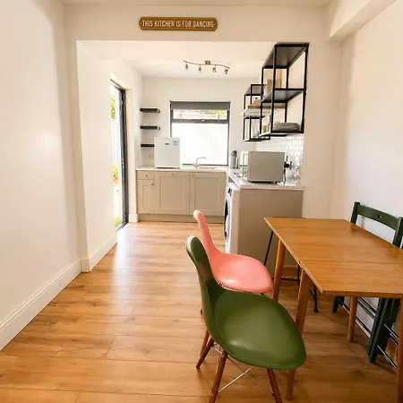 Spacious 4 Bedroom In Sleeps 7 Dublin