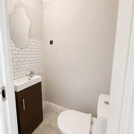 Spacious 4 Bedroom In Sleeps 7