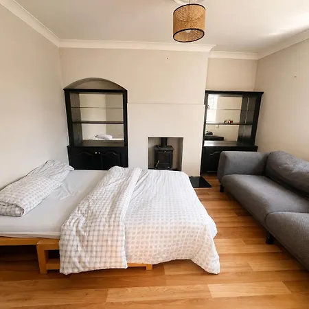 Spacious 4 Bedroom In Sleeps 7 *